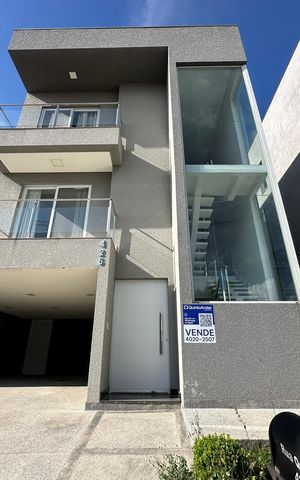 Casa de condomínio à venda com 252m², 5 quartos e 4 vagas Casa de condomínio à venda com 252m², 5 quartos e 4 vagasFachada