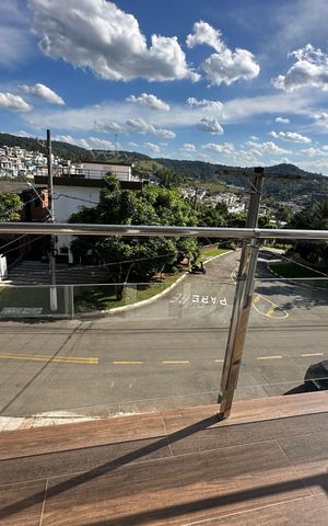 Casa de condomínio à venda com 252m², 5 quartos e 4 vagas Casa de condomínio à venda com 252m², 5 quartos e 4 vagasVaranda