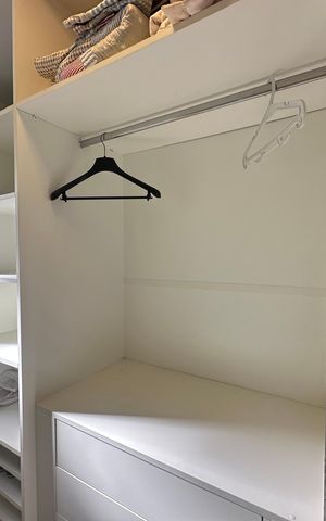 Casa de condomínio à venda com 252m², 5 quartos e 4 vagas Casa de condomínio à venda com 252m², 5 quartos e 4 vagasCloset da suíte 1