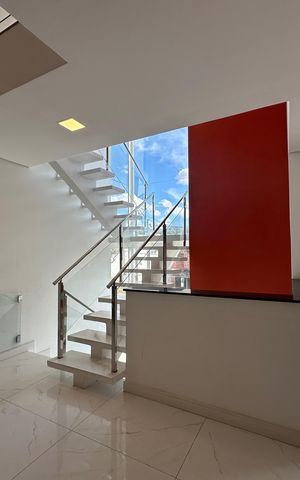Casa de condomínio à venda com 252m², 5 quartos e 4 vagas Casa de condomínio à venda com 252m², 5 quartos e 4 vagasCorredor