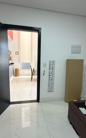 Casa de condomínio à venda com 252m², 5 quartos e 4 vagas Casa de condomínio à venda com 252m², 5 quartos e 4 vagasEscritório