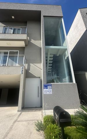 Casa de condomínio à venda com 252m², 5 quartos e 4 vagas Casa de condomínio à venda com 252m², 5 quartos e 4 vagasFachada