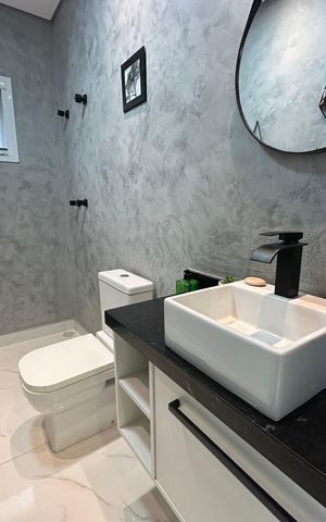 Casa de condomínio à venda com 252m², 5 quartos e 4 vagas Casa de condomínio à venda com 252m², 5 quartos e 4 vagasBanheiro social 2