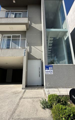 Casa de condomínio à venda com 252m², 5 quartos e 4 vagas Casa de condomínio à venda com 252m², 5 quartos e 4 vagasFachada