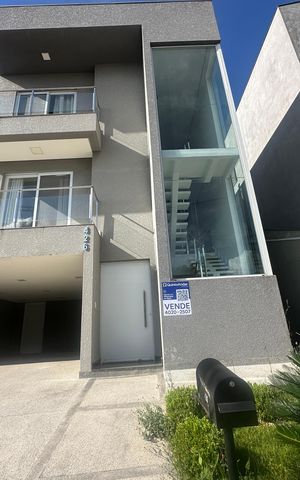 Casa de condomínio à venda com 252m², 5 quartos e 4 vagas Casa de condomínio à venda com 252m², 5 quartos e 4 vagasFachada