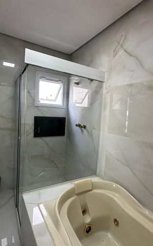 Casa de condomínio à venda com 252m², 5 quartos e 4 vagas Casa de condomínio à venda com 252m², 5 quartos e 4 vagasBanheiro da Suíte 1