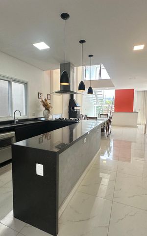 Casa de condomínio à venda com 252m², 5 quartos e 4 vagas Casa de condomínio à venda com 252m², 5 quartos e 4 vagasCozinha