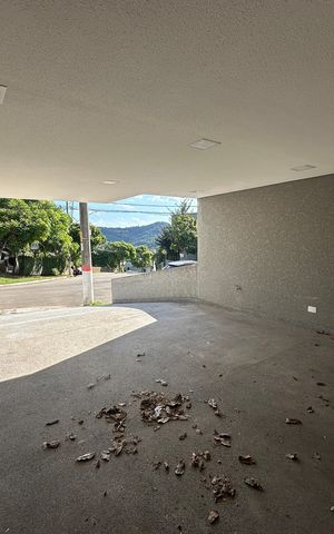 Casa de condomínio à venda com 252m², 5 quartos e 4 vagas Casa de condomínio à venda com 252m², 5 quartos e 4 vagasGaragem