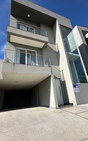 Casa de condomínio à venda com 252m², 5 quartos e 4 vagas Casa de condomínio à venda com 252m², 5 quartos e 4 vagasGaragem