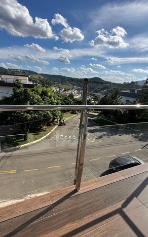 Casa de condomínio à venda com 252m², 5 quartos e 4 vagas Casa de condomínio à venda com 252m², 5 quartos e 4 vagasVaranda