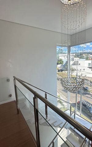 Casa de condomínio à venda com 252m², 5 quartos e 4 vagas Casa de condomínio à venda com 252m², 5 quartos e 4 vagasCorredor