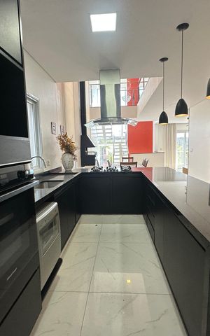 Casa de condomínio à venda com 252m², 5 quartos e 4 vagas Casa de condomínio à venda com 252m², 5 quartos e 4 vagasCozinha