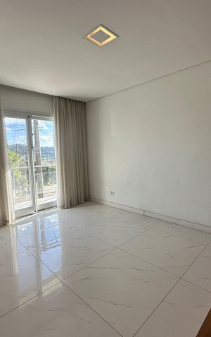 Casa de condomínio à venda com 252m², 5 quartos e 4 vagas Casa de condomínio à venda com 252m², 5 quartos e 4 vagasSala