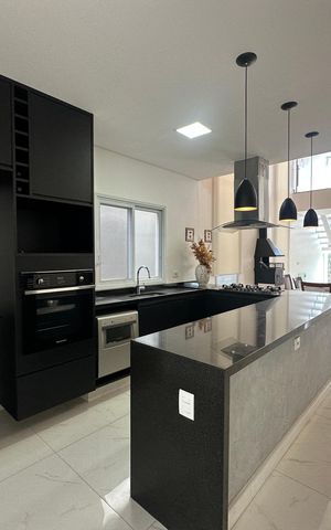 Casa de condomínio à venda com 252m², 5 quartos e 4 vagas Casa de condomínio à venda com 252m², 5 quartos e 4 vagasCozinha