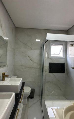 Casa de condomínio à venda com 252m², 5 quartos e 4 vagas Casa de condomínio à venda com 252m², 5 quartos e 4 vagasBanheiro da Suíte 1