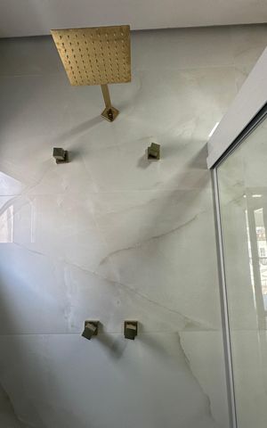 Casa de condomínio à venda com 252m², 5 quartos e 4 vagas Casa de condomínio à venda com 252m², 5 quartos e 4 vagasBanheiro da Suíte 1