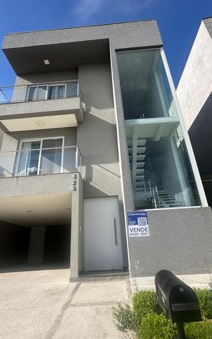 Casa de condomínio à venda com 252m², 5 quartos e 4 vagas Casa de condomínio à venda com 252m², 5 quartos e 4 vagasFachada