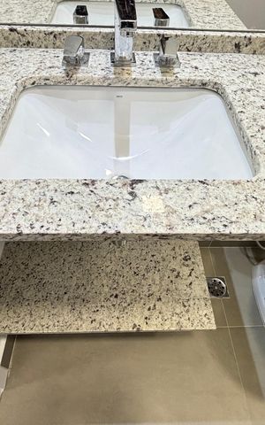 Apartamento à venda com 68m², 2 quartos e 1 vaga Apartamento à venda com 68m², 2 quartos e 1 vagaBanheiro da Suíte 2