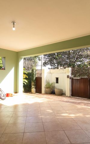 Casa à venda com 430m², 4 quartos e 4 vagas Casa à venda com 430m², 4 quartos e 4 vagasGaragem