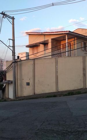 Casa à venda com 260m², 2 quartos e 4 vagas Casa à venda com 260m², 2 quartos e 4 vagasFachada
