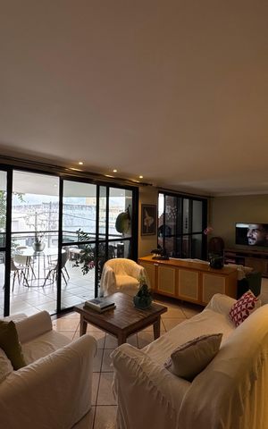 Apartamento à venda com 220m², 4 quartos e 2 vagas Apartamento à venda com 220m², 4 quartos e 2 vagasSala