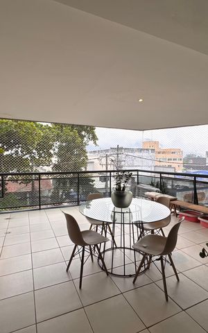 Apartamento à venda com 220m², 4 quartos e 2 vagas Apartamento à venda com 220m², 4 quartos e 2 vagasVaranda da Sala