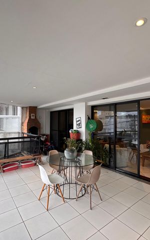 Apartamento à venda com 220m², 4 quartos e 2 vagas Apartamento à venda com 220m², 4 quartos e 2 vagasVaranda da Sala