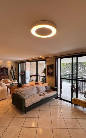 Apartamento à venda com 220m², 4 quartos e 2 vagas Apartamento à venda com 220m², 4 quartos e 2 vagasSala