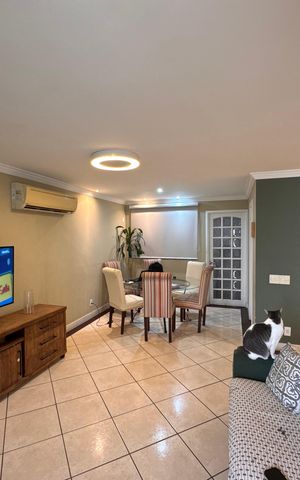 Apartamento à venda com 220m², 4 quartos e 2 vagas Apartamento à venda com 220m², 4 quartos e 2 vagasSala
