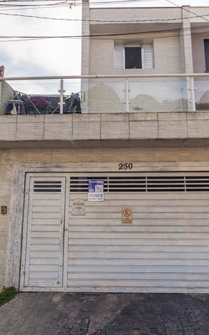 Casa à venda com 125m², 3 quartos e 3 vagas Casa à venda com 125m², 3 quartos e 3 vagasFachada
