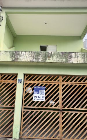 Casa à venda com 100m², 3 quartos e 2 vagas Casa à venda com 100m², 3 quartos e 2 vagasPlaca instalada na fachada do imóvel