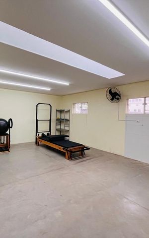 Casa à venda com 410m², 4 quartos e 6 vagas Casa à venda com 410m², 4 quartos e 6 vagasÁrea externa