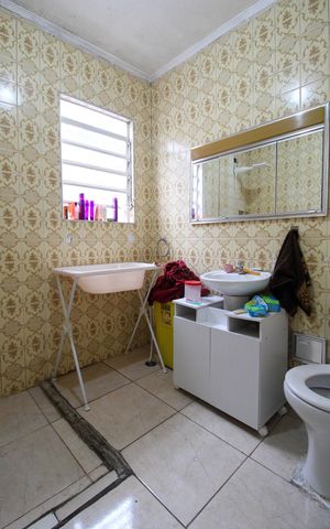 Casa à venda com 86m², 2 quartos e 2 vagas Casa à venda com 86m², 2 quartos e 2 vagasBanheiro