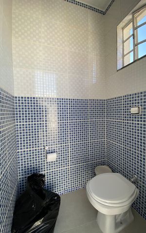 Casa à venda com 240m², 4 quartos e 4 vagas Casa à venda com 240m², 4 quartos e 4 vagasAre externa Banheiro