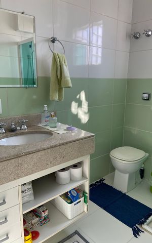 Casa à venda com 240m², 4 quartos e 4 vagas Casa à venda com 240m², 4 quartos e 4 vagasBanheiro