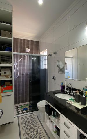 Casa à venda com 240m², 4 quartos e 4 vagas Casa à venda com 240m², 4 quartos e 4 vagasQuarto 1 Banheiro Suíte