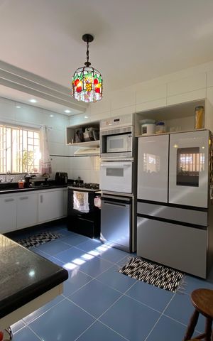 Casa à venda com 240m², 4 quartos e 4 vagas Casa à venda com 240m², 4 quartos e 4 vagasCozinha