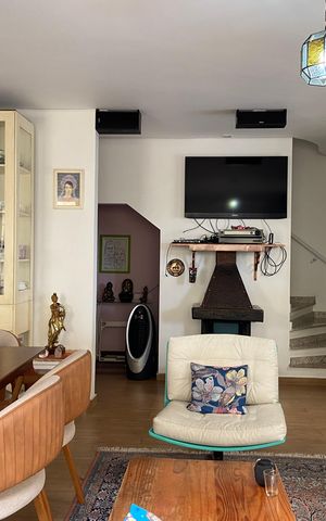 Casa à venda com 240m², 4 quartos e 4 vagas Casa à venda com 240m², 4 quartos e 4 vagasSala