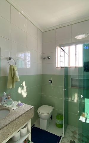 Casa à venda com 240m², 4 quartos e 4 vagas Casa à venda com 240m², 4 quartos e 4 vagasBanheiro