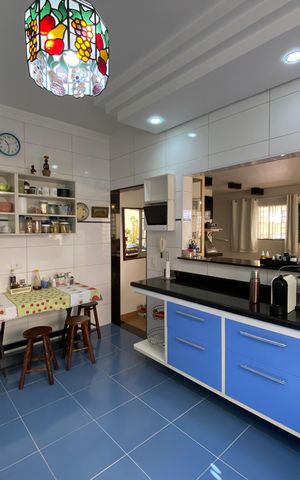 Casa à venda com 240m², 4 quartos e 4 vagas Casa à venda com 240m², 4 quartos e 4 vagasCozinha