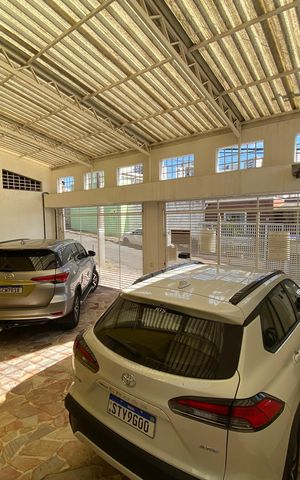 Casa à venda com 240m², 4 quartos e 4 vagas Casa à venda com 240m², 4 quartos e 4 vagasÁrea Externa Garagem