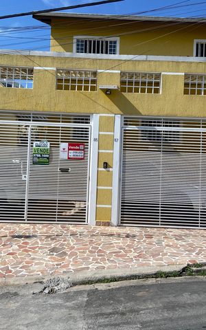 Casa à venda com 240m², 4 quartos e 4 vagas Casa à venda com 240m², 4 quartos e 4 vagasFachada