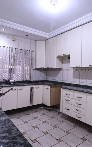 Casa à venda com 300m², 3 quartos e 3 vagas Casa à venda com 300m², 3 quartos e 3 vagasCozinha