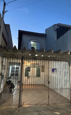 Casa à venda com 112m², 3 quartos e 2 vagasFachada 