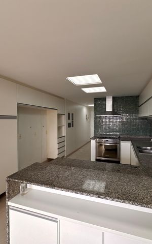 Apartamento para alugar com 260m², 4 quartos e 3 vagas Apartamento para alugar com 260m², 4 quartos e 3 vagasCozinha e Área de Serviço