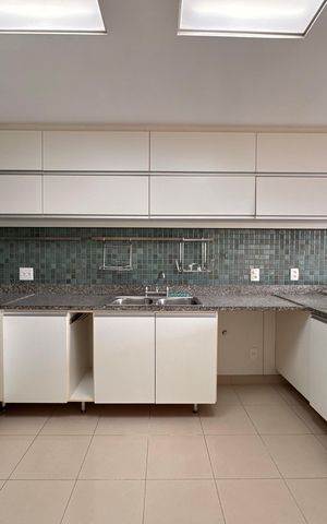Apartamento para alugar com 260m², 4 quartos e 3 vagas Apartamento para alugar com 260m², 4 quartos e 3 vagasCozinha e Área de Serviço