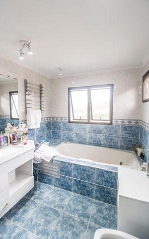 Casa de condomínio à venda com 426m², 5 quartos e 4 vagas Casa de condomínio à venda com 426m², 5 quartos e 4 vagasBanheiro da Suíte