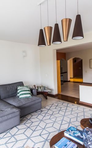 Casa de condomínio à venda com 426m², 5 quartos e 4 vagas Casa de condomínio à venda com 426m², 5 quartos e 4 vagasSala