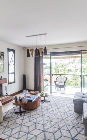 Casa de condomínio à venda com 426m², 5 quartos e 4 vagas Casa de condomínio à venda com 426m², 5 quartos e 4 vagasSala
