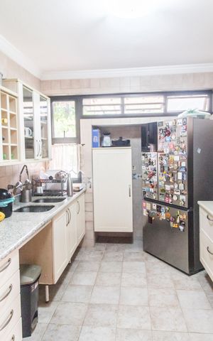 Casa de condomínio à venda com 426m², 5 quartos e 4 vagas Casa de condomínio à venda com 426m², 5 quartos e 4 vagasCozinha